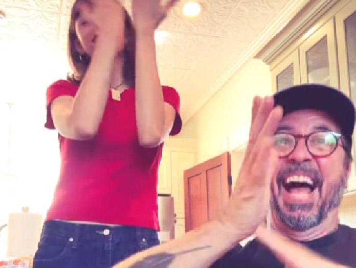 Dave Grohl grava dancinha no TikTok