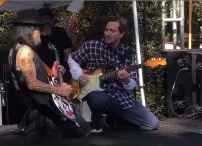 Dave Navarro e John Frusciante juntos tocando