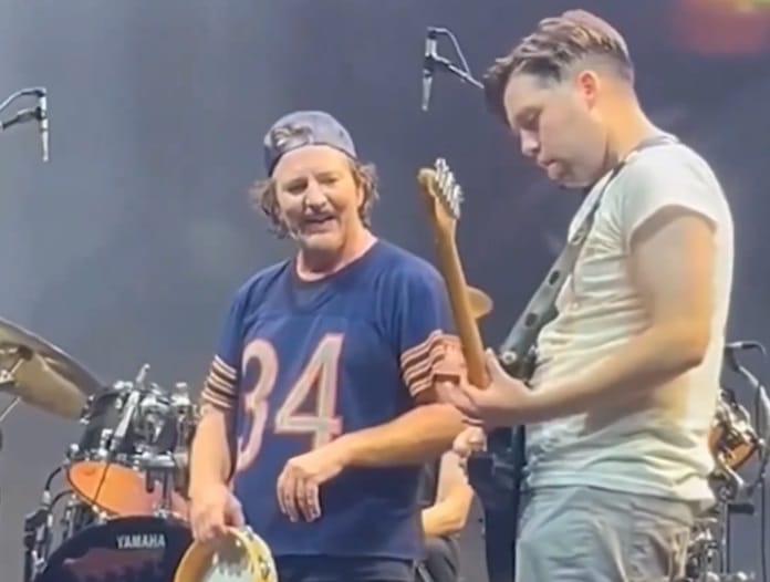 Pearl Jam se impressiona com fã tocando guitarra
