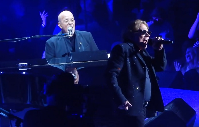 Billy Joel convida Axl Rose para o último show de sua residência histórica no Madison Square Garden; assista aos vídeos