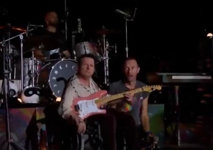 Coldplay toca o clássico "Fix You" ao lado do ator Michael J. Fox no Glastonbury