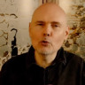 Billy Corgan usa IA para passar recado em diferentes idiomas