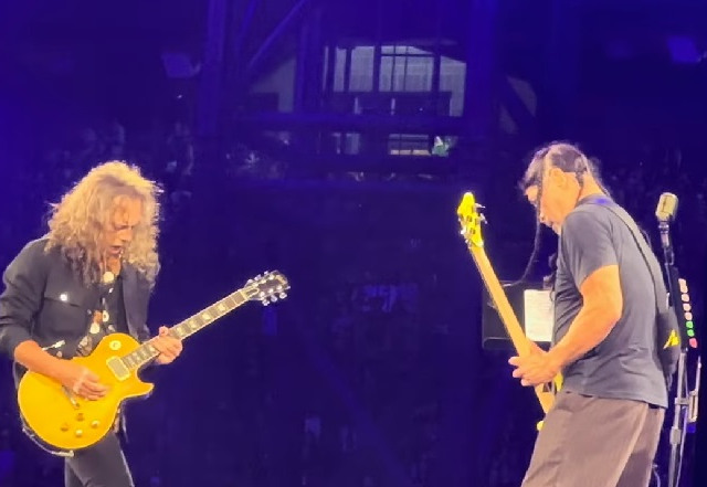 Kirk Hammett e Robert Trujillo em cover de Rush