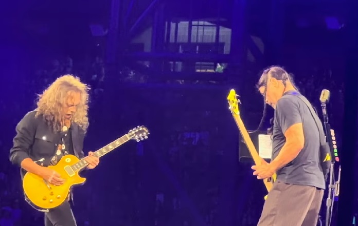 Kirk Hammett e Robert Trujillo em cover de Rush