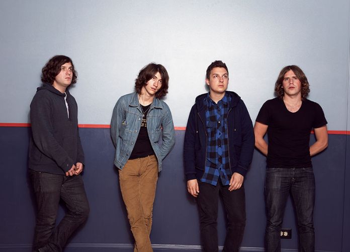 Foto de divulgação da banda Arctic Monkeys durante o ano de 2009, para o álbum Humbug