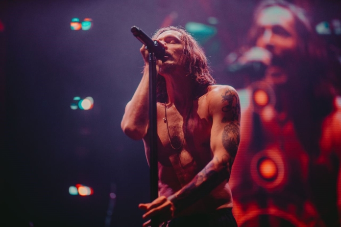 Brandon Boyd com o Incubus na turnê que celebra "Morning View", em 2024