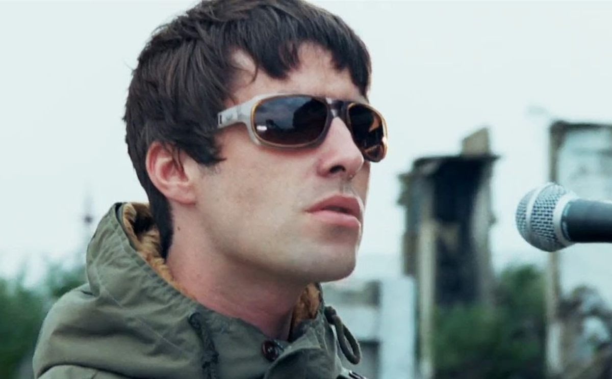 Liam Gallagher em clipe do Oasis