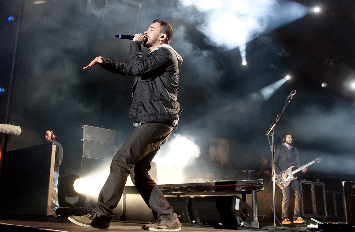 Mike Shinoda fazendo Rap em show do Linkin Park