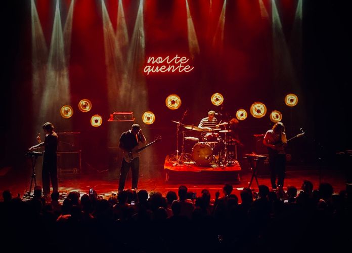 Terno Rei se apresentando no evento "Noite Quente" em Belo Horizonte