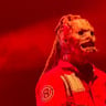 Slipknot começa turnê comemorativa dos 25 anos do seu disco de estreia; assista aos vídeos