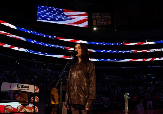 St. Vincent faz poderosa performance do hino nacional dos EUA e mostra suas habilidades de basquete