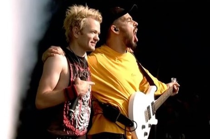 Deryck Whibley, do Sum 41, cantando com Mike Shinoda, do Linkin Park