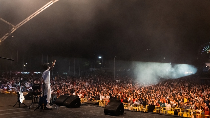 Bia Ferreira na Festa do Avante, em Portugal (Crédito: Divulgação)