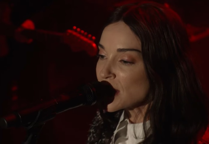 St. Vincent faz nova performance no Jimmy Fallon