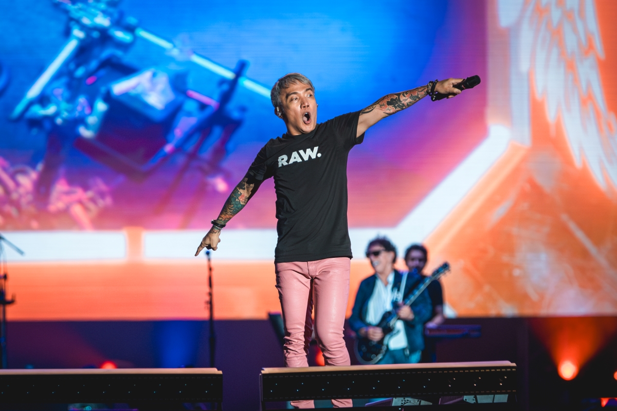 Arnel Pineda, vocalista do Journey, em show no Rock in Rio