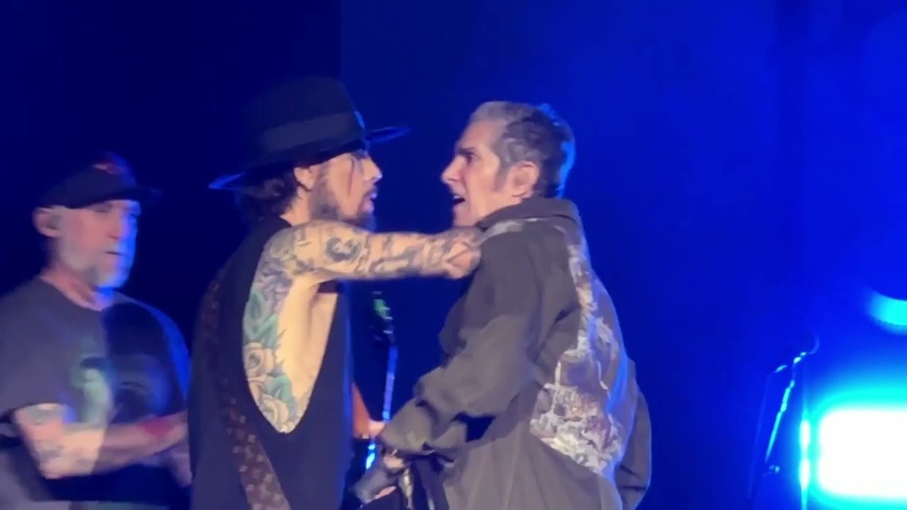 Perry Farrell briga com Dave Navarro em show do Jane's Addiction