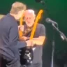 David Gilmour em sintonia com técnico de guitarra