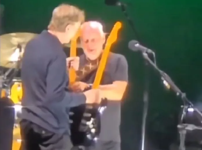 David Gilmour em sintonia com técnico de guitarra