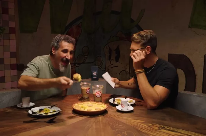 Serj Tankian prova comida que aparece em letra do SOAD