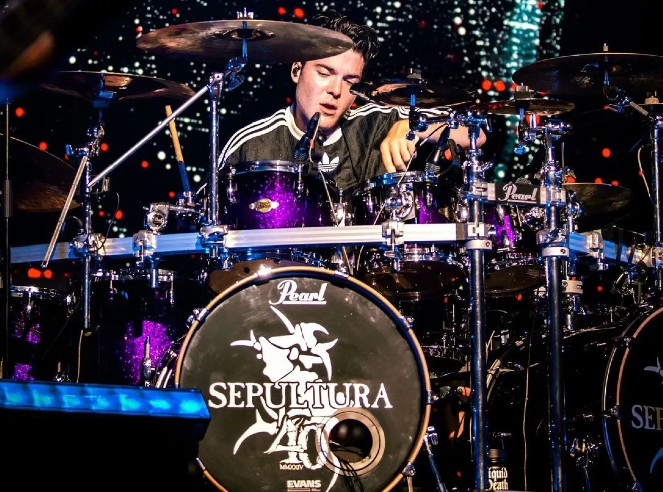 Greyson Nekrutman tocando com o Sepultura