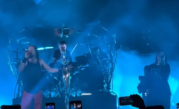 Que encontro: Korn e Amy Lee cantam um dos maiores hinos do Nu Metal em show; vídeo