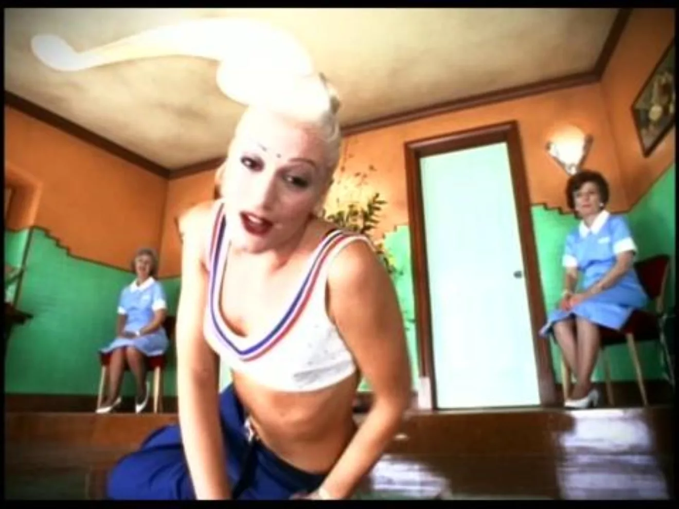 No Doubt no clipe de "Just a Girl"